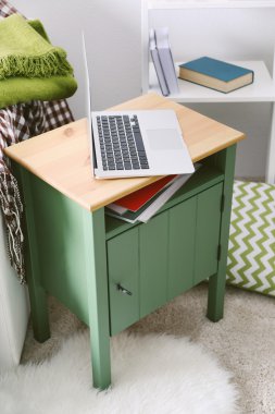 Komodinin iç dizüstü bilgisayar ile