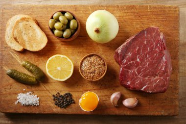 Biftek tartare malzemeler ahşap kesme tahtası üzerinde