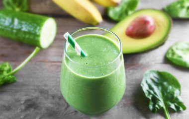 ahşap zemin üzerinde taze avokado smoothie