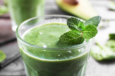 Ahşap arka plan üzerinde taze avokado smoothies