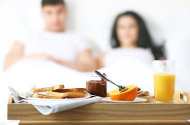 Güzel çift yatakta kahvaltı