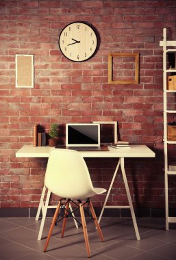 Dizüstü bilgisayarı olan modern işyeri