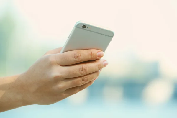 Mão segurando um telefone celular — Fotografia de Stock