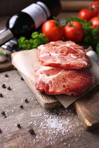 Mramorovaný hovězí steak a koření na dřevěné pozadí — Stock fotografie