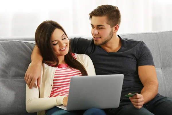 Szczęśliwa para za pomocą karty kredytowej — Zdjęcie stockowe