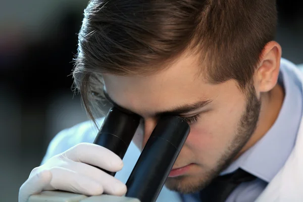 Clinician studying  in laboratory — Stock Photo, Image