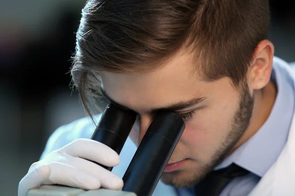 Clínico que estudia en laboratorio — Foto de Stock