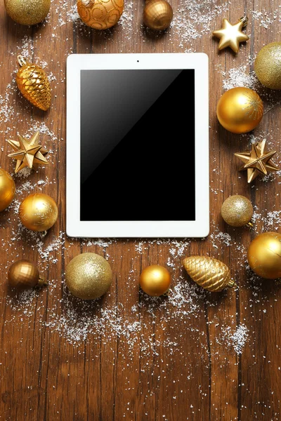 Tabletu a vánoční výzdoba — Stock fotografie