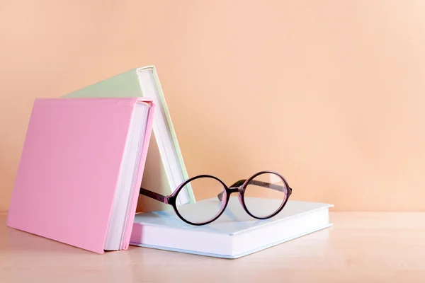 Knihy a brýle na béžové — Stock fotografie