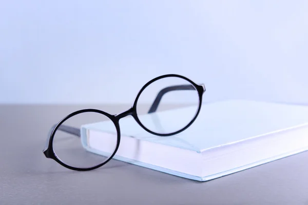 Livres et lunettes sur table grise — Photo