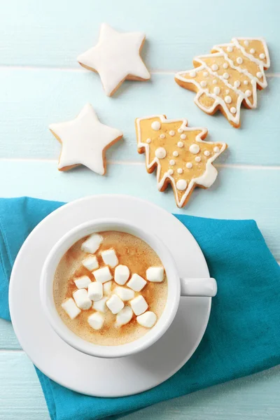 Tasse de cacao chaud avec guimauve, biscuits et serviette sur table bleue — Photo