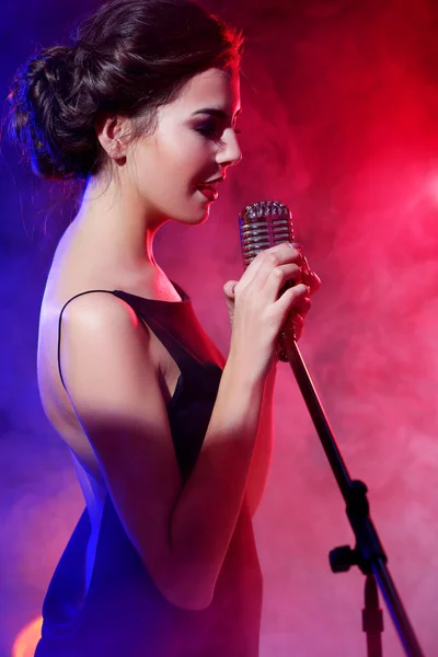 Jovem bela mulher cantando — Fotografia de Stock