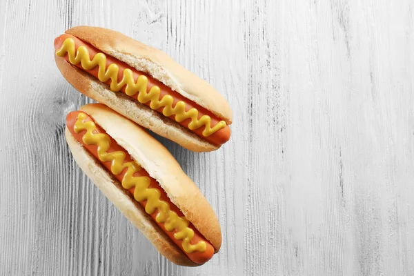 Deux hot-dogs sur fond en bois — Photo