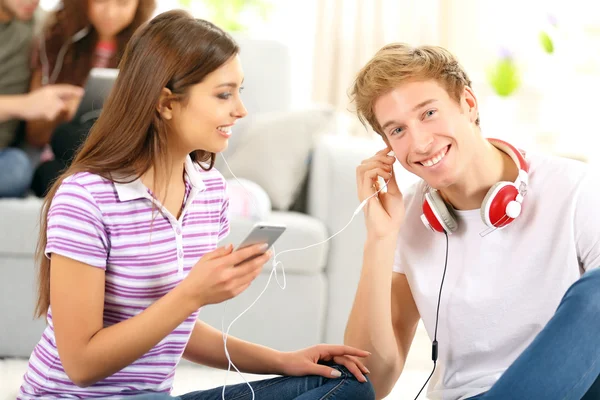 Casal adolescente ouvindo música — Fotografia de Stock