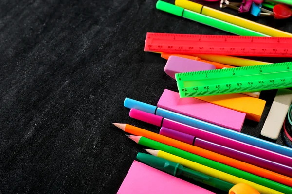 Papelaria colorida em preto — Fotografia de Stock