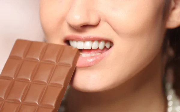 Milující žena čokoláda — Stock fotografie
