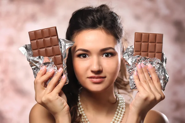 チョコレートを持つ若い女 — ストック写真