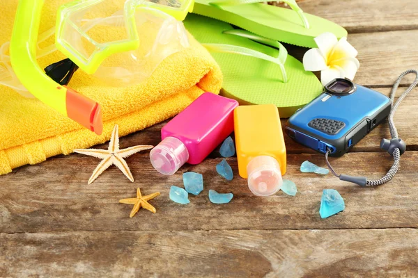 Acessórios de verão na mesa — Fotografia de Stock