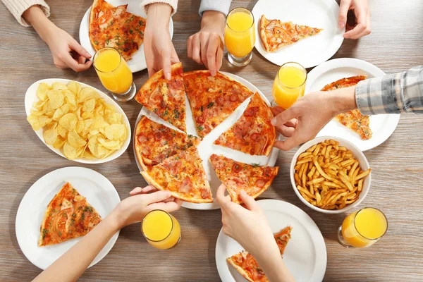 Festa amichevole con pizza calda — Foto Stock