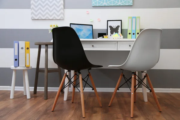 Elegante lugar de trabajo con portátil — Foto de Stock