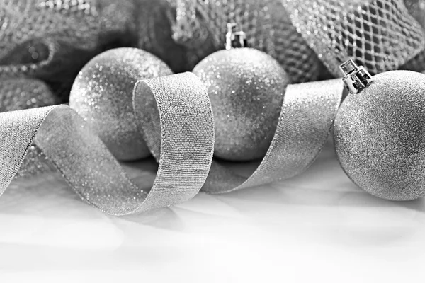 Süslemeleri ile gümüş kıvırcık şerit — Stok fotoğraf
