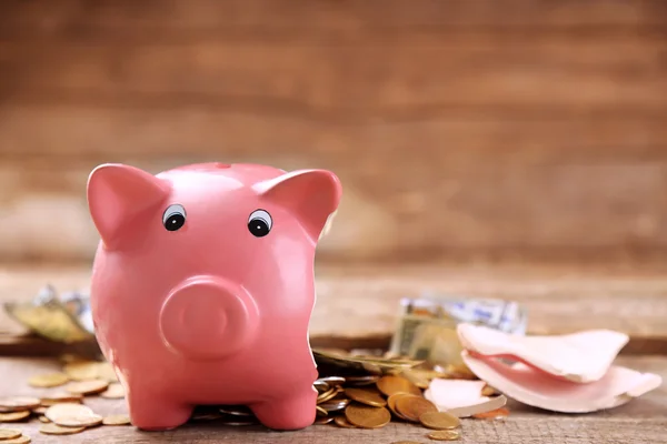 Broken piggy bank with cash — Stock Photo, Image