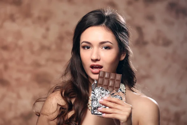 Ung kvinna med choklad — Stockfoto