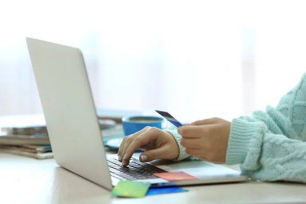 E-Commerce-Konzept. Frau mit Kreditkarte und Laptop, Nahaufnahme — Stockfoto