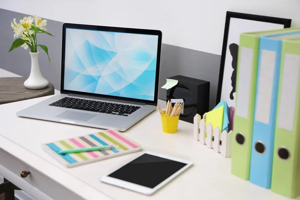 Snygg arbetsplats med laptop — Stockfoto