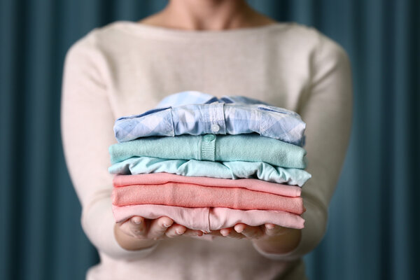 Женщина с стиральной и сухой одеждой
 