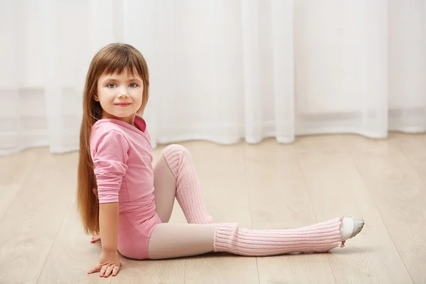 Schattig meisje in roze leotard — Stockfoto