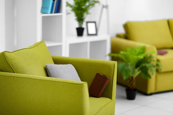 Woonkamer interieur met groene meubilair — Stockfoto