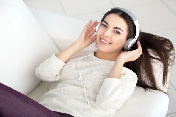 Femme avec écouteurs écoutant de la musique — Photo