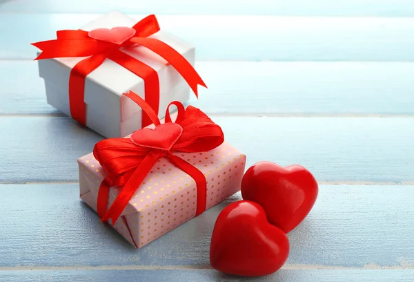 Caixa de presente e corações decorativos — Fotografia de Stock