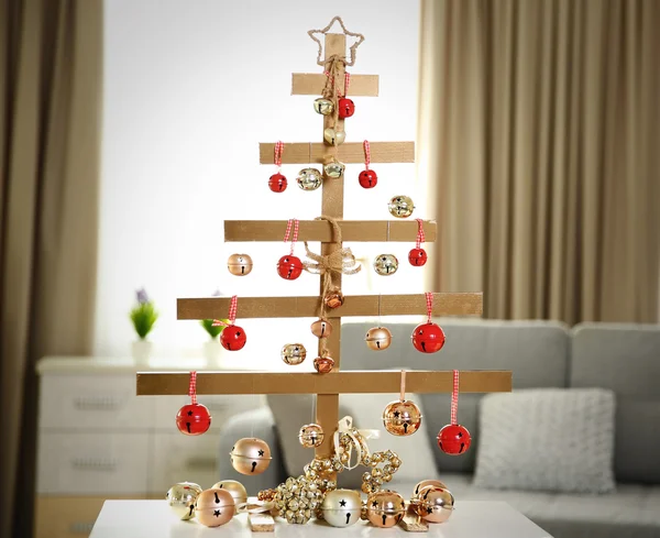 Handgemaakte kerstboom en kerstballen — Stockfoto