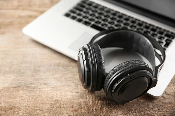 Laptop dan earphone menutup — Stok Foto