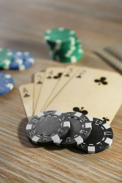 Poker kartları ve patates kızartması ile — Stok fotoğraf