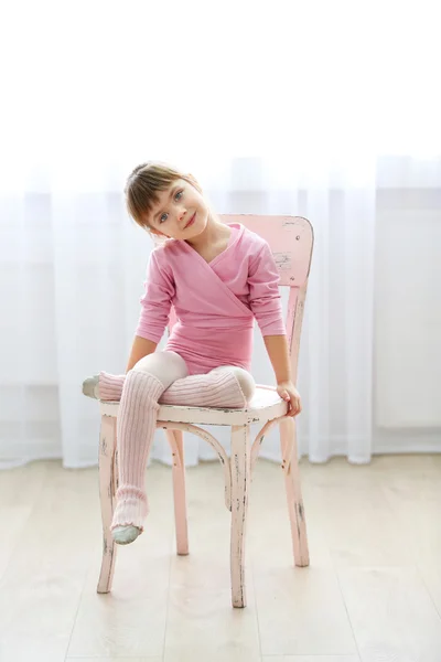 可爱的女孩在粉红色紧身连衣裤 — 图库照片