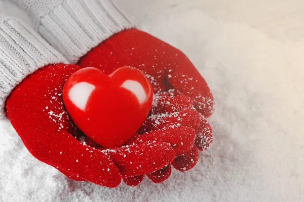 Manos en guantes rojos cálidos —  Fotos de Stock