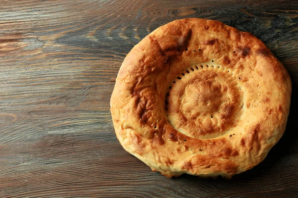 Pane fritto fresco su sfondo di legno — Foto Stock