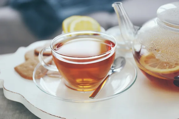 Tee-Set mit heißem Tee und Frühstück auf einer weißen Holzmatte auf dem Tisch — Stockfoto