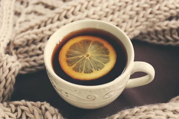 Tazza di tè e sciarpa di lana, primo piano — Foto Stock