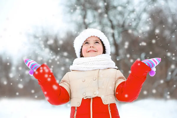 Petite fille avec des vêtements d'hiver — Photo