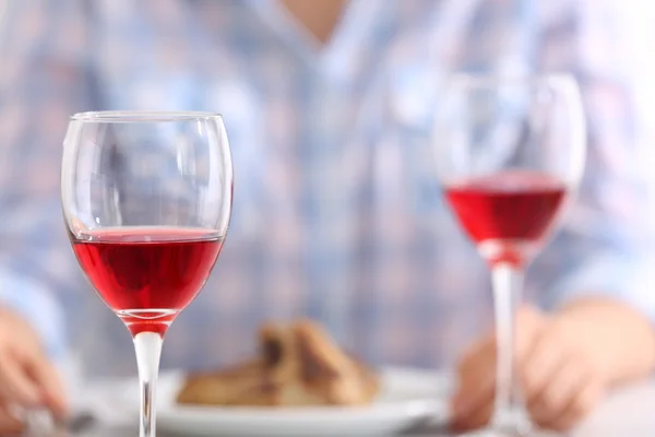 Cena con bicchieri di vino a tavola su sfondo sfocato chiaro — Foto Stock