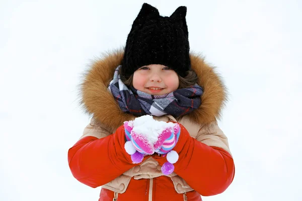 Kleines Mädchen mit Winterkleidung — Stockfoto