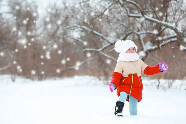 Μικρό κορίτσι με χειμωνιάτικα ρούχα — Φωτογραφία Αρχείου