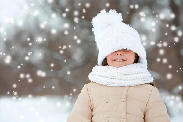 Fille drôle avec chapeau blanc — Photo