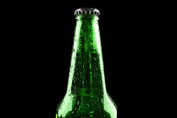 Botella de vidrio de cerveza en negro — Foto de Stock