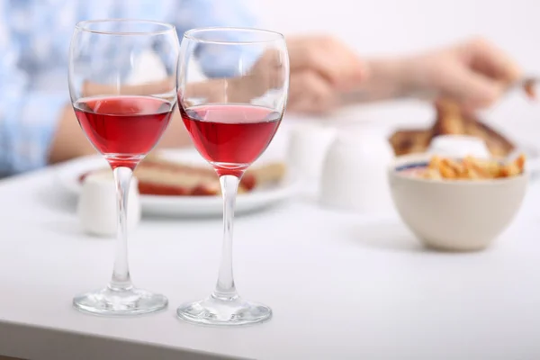 Diner met glazen wijn op licht onscherpe achtergrond — Stockfoto