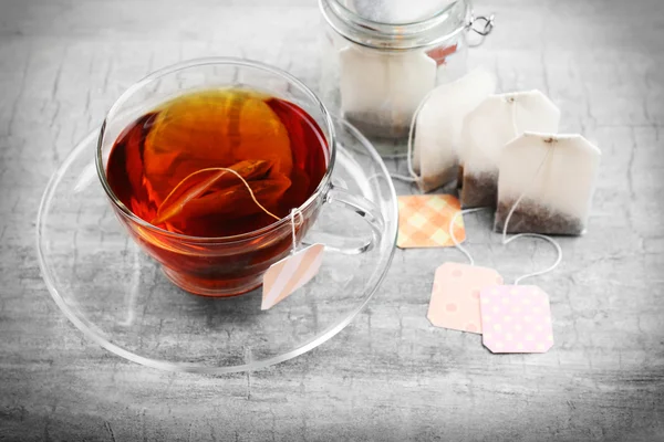 Šálek čaje s čajové sáčky — Stock fotografie